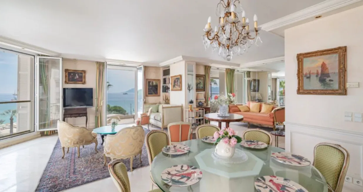 Luxury 3-Bedroom Apartment with Terrace for Meetings in Cannes