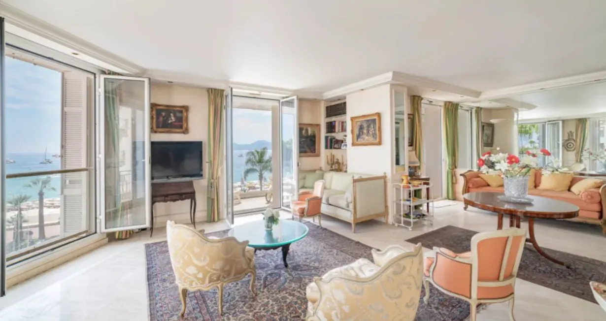 Luxury 3-Bedroom Apartment with Terrace for Meetings in Cannes