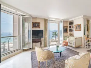 Luxury 3-Bedroom Apartment with Terrace for Meetings in Cannes