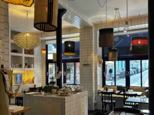 Café et Boutique de Design Élégant pour Événements à Paris