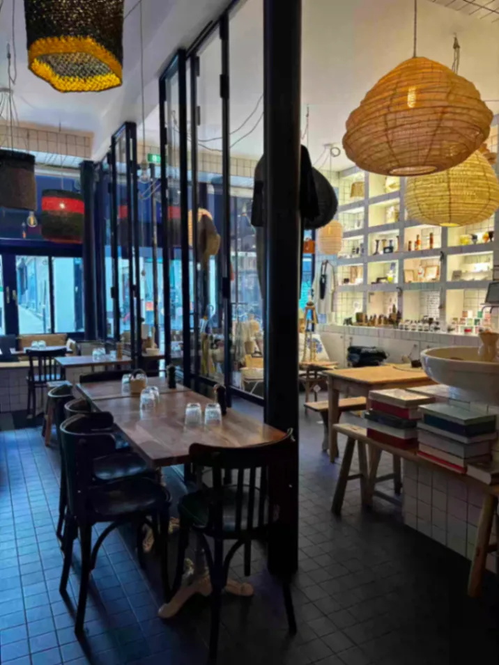 Café et Boutique de Design Élégant pour Événements à Paris