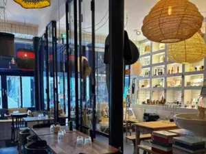 Café et Boutique de Design Élégant pour Événements à Paris