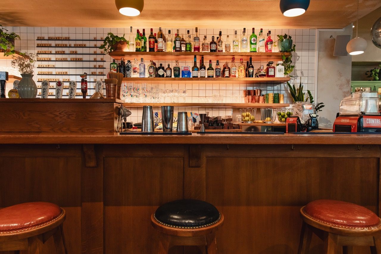 Vintage Australian Venue with Terrace & Pétanque Court in Antony
