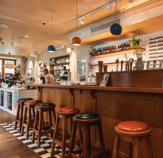 Lieu Australien Vintage avec Terrasse et Boulodrome à Antony