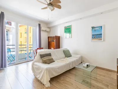 Bright & Welcoming Retreat in Cannes for Romantic or Solo Escapes