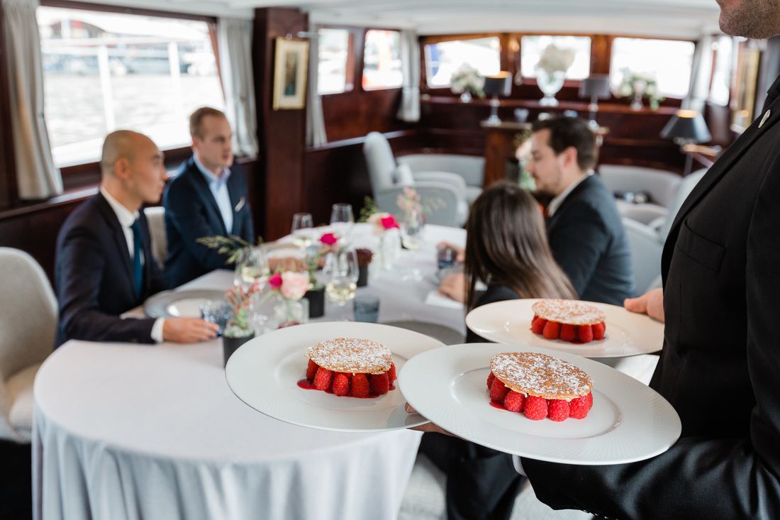 Yacht de Luxe pour Événements Privés à Paris | Lieu Exclusif