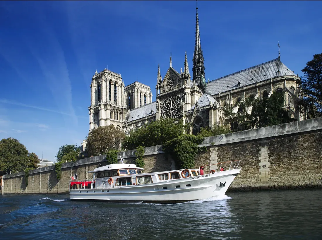 Yacht de Luxe pour Événements Privés à Paris | Lieu Exclusif