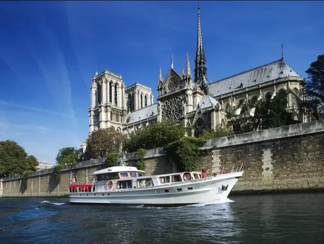 Yacht de Luxe pour Événements Privés à Paris | Lieu Exclusif