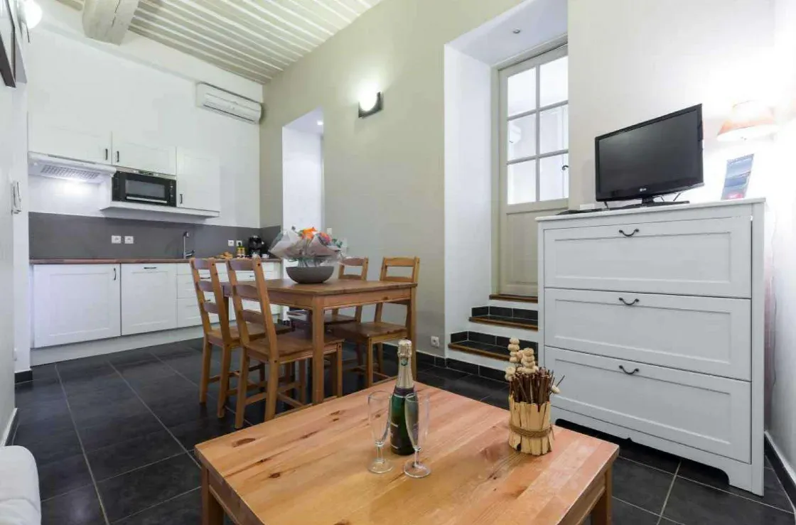 Two-Bedroom Flat in Cannes for Intimate Events