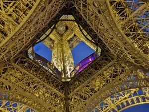 Prestigieux Lieu d'Événement à la Tour Eiffel avec Vue Panoramique sur la Ville