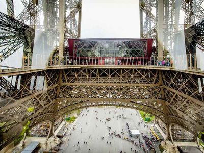 Prestigieux Lieu d'Événement à la Tour Eiffel avec Vue Panoramique sur la Ville