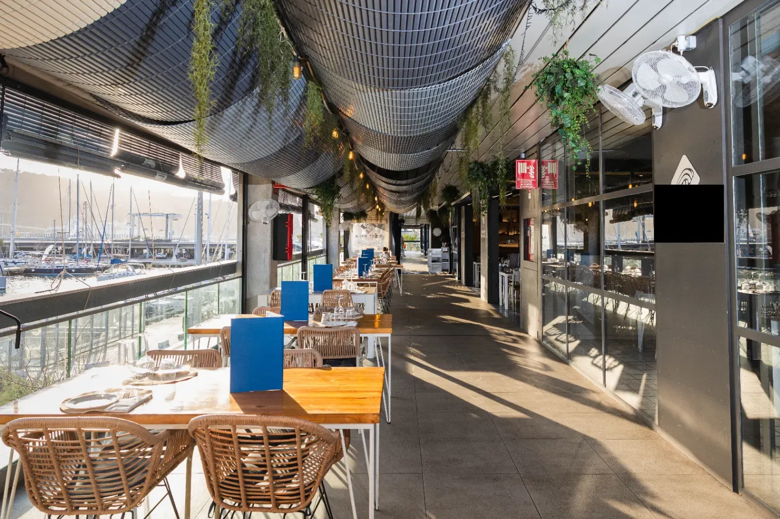 Dégustation de Paella et Fruits de Mer Authentiques avec Vue Imprenable sur la Marina à Barcelone