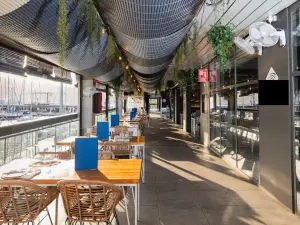 Dégustation de Paella et Fruits de Mer Authentiques avec Vue Imprenable sur la Marina à Barcelone
