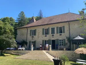Domaine de Château du XIIe Siècle : Lieu Historique pour Événements dans le Haut-Jura