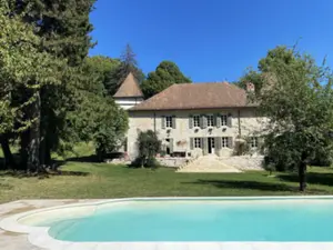 Domaine de Château du XIIe Siècle : Lieu Historique pour Événements dans le Haut-Jura