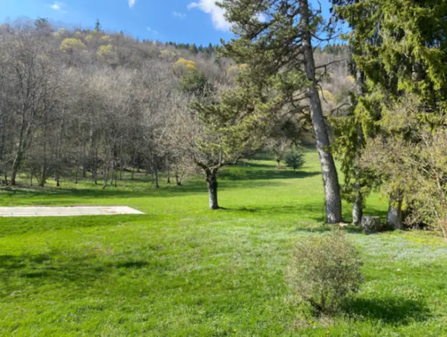 Domaine de Château du XIIe Siècle : Lieu Historique pour Événements dans le Haut-Jura