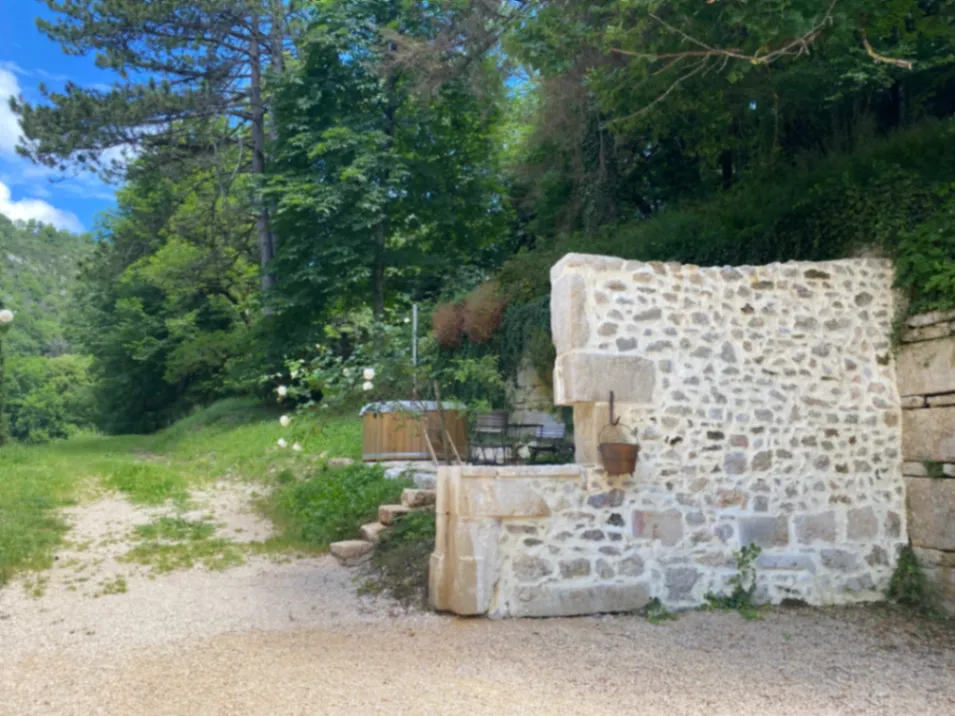 Domaine de Château du XIIe Siècle : Lieu Historique pour Événements dans le Haut-Jura