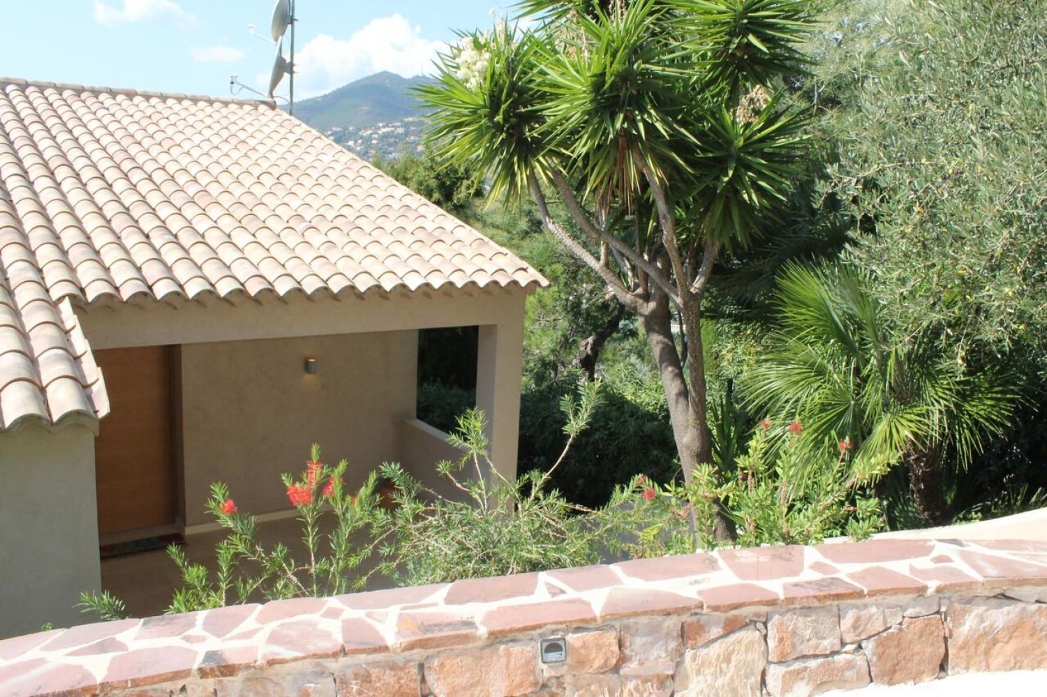 A beautiful villa with magnificent sea views in the Alp Maritim of Théoule-Sur-Mer.