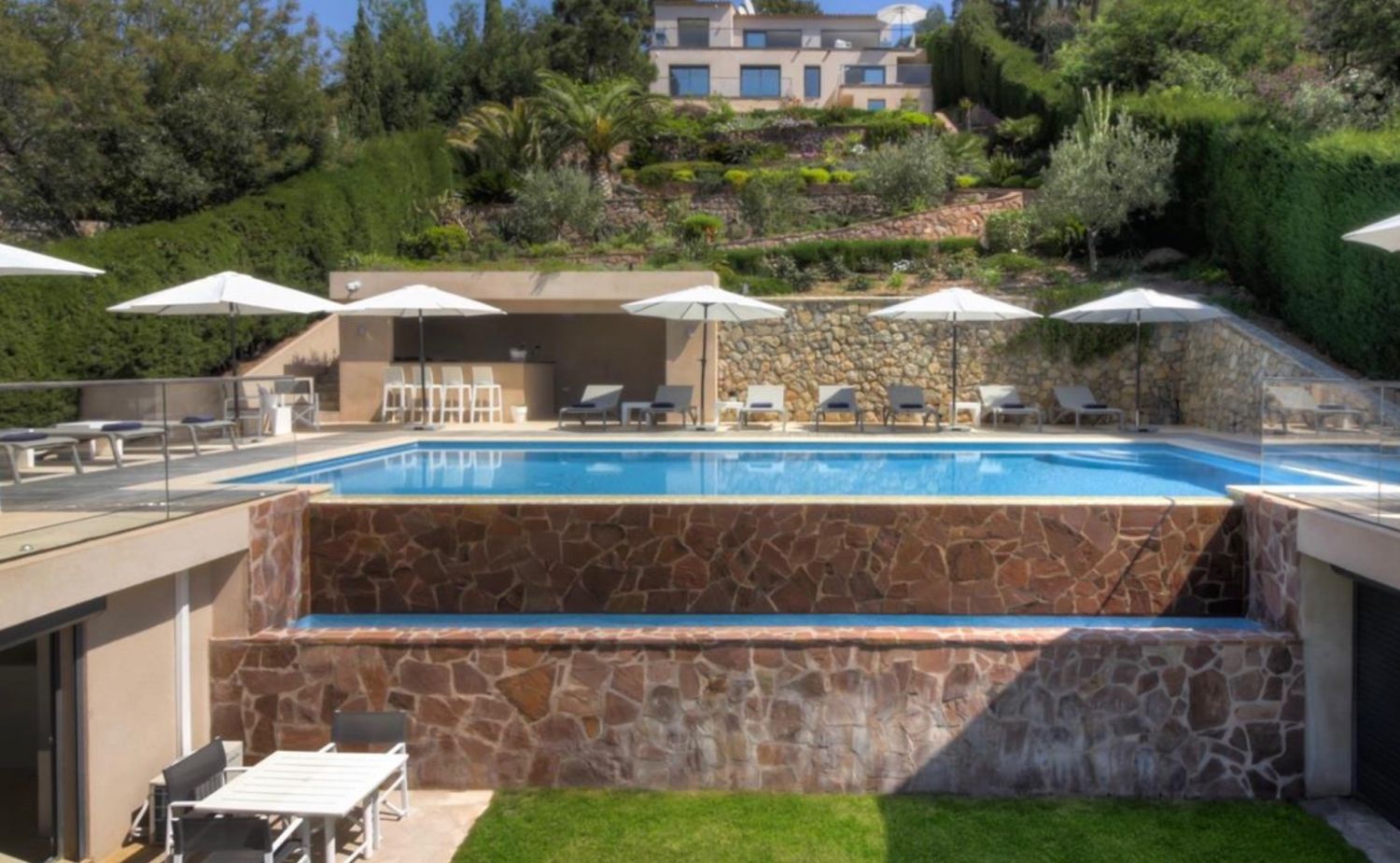 A beautiful villa with magnificent sea views in the Alp Maritim of Théoule-Sur-Mer.