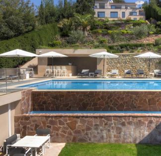 A beautiful villa with magnificent sea views in the Alp Maritim of Théoule-Sur-Mer.