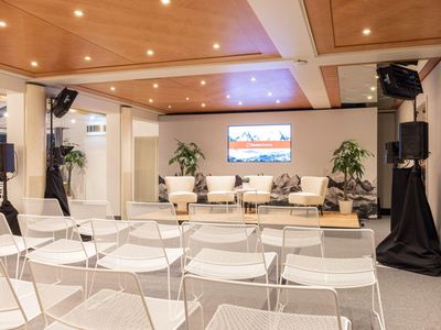 Tente événementielle élégante à Davos pour réceptions professionnelles jusqu'à 120 invités