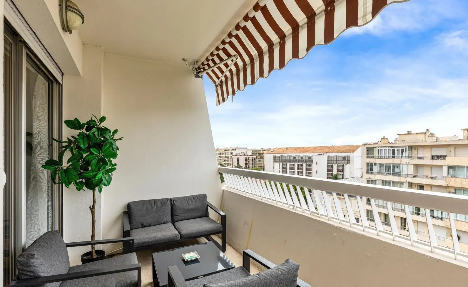 2-Bedroom Apartment in the Heart of Cannes with Lift Access