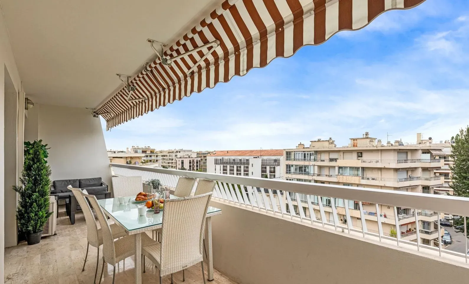 2-Bedroom Apartment in the Heart of Cannes with Lift Access