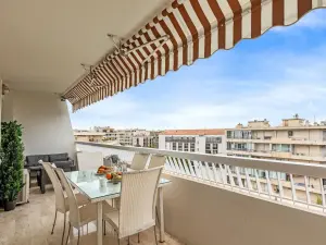 2-Bedroom Apartment in the Heart of Cannes with Lift Access