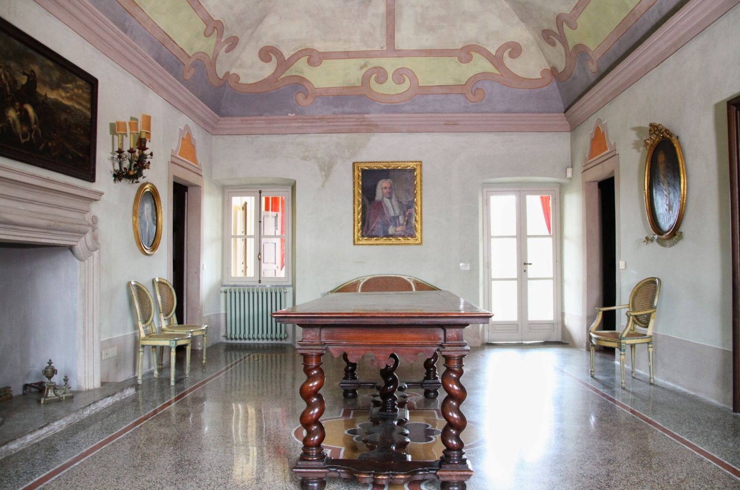 Villa historique avec piscine.