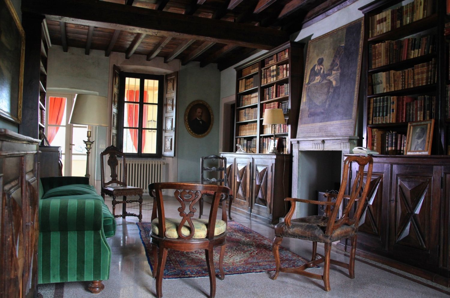 Villa historique avec piscine.