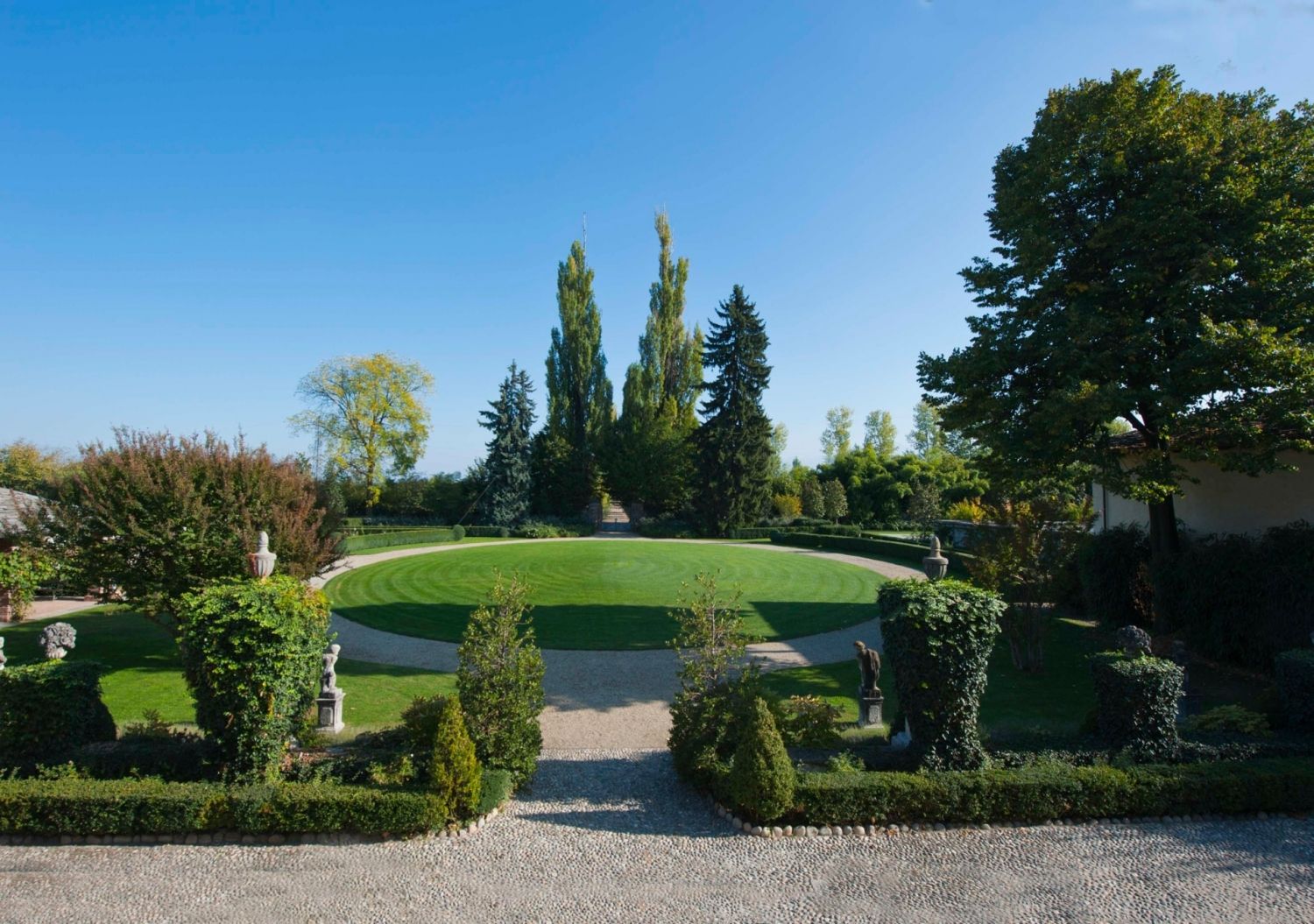 Villa historique avec piscine.