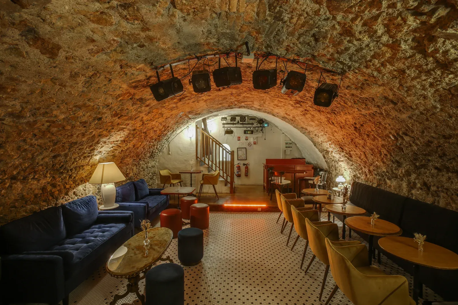 Bar à Cocktails Unique au Cœur du Vieux-Nice | Lieu sur Deux Niveaux avec Cave Voutée