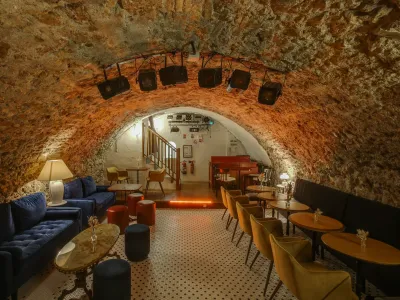 Bar à Cocktails Unique au Cœur du Vieux-Nice | Lieu sur Deux Niveaux avec Cave Voutée