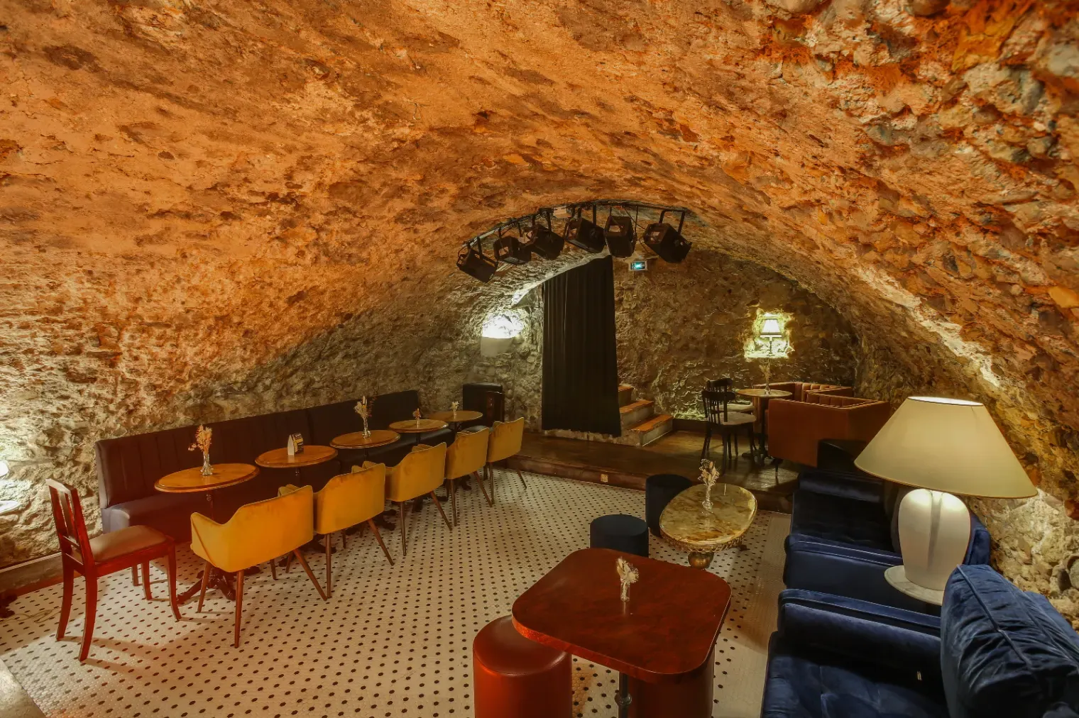 Bar à Cocktails Unique au Cœur du Vieux-Nice | Lieu sur Deux Niveaux avec Cave Voutée
