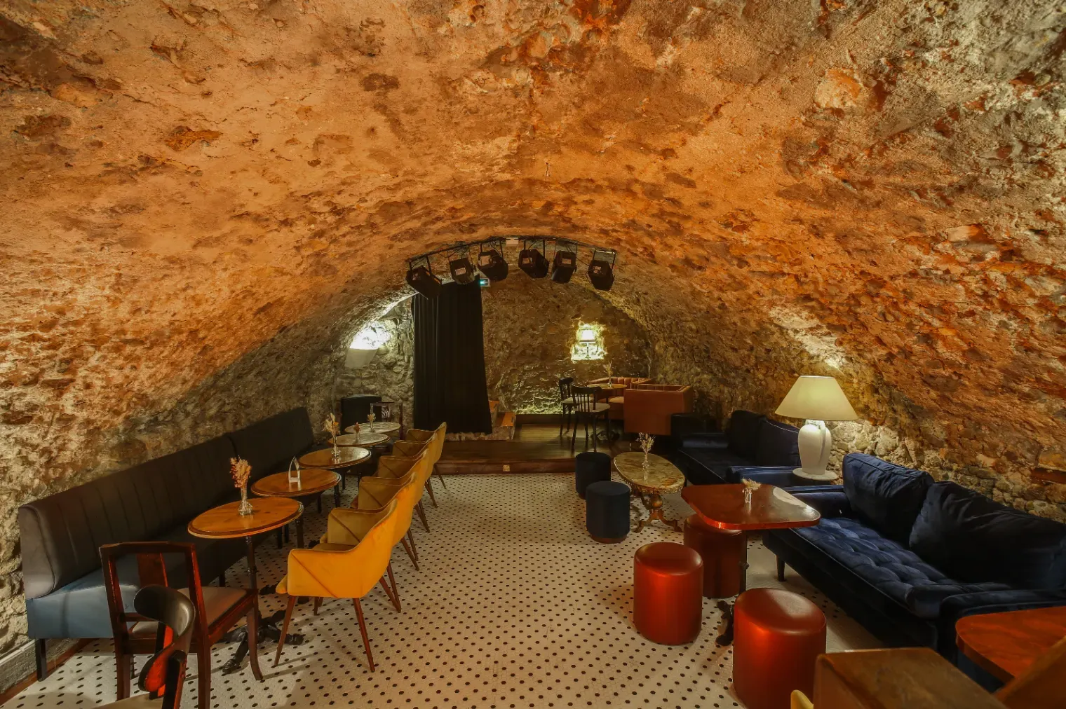 Bar à Cocktails Unique au Cœur du Vieux-Nice | Lieu sur Deux Niveaux avec Cave Voutée