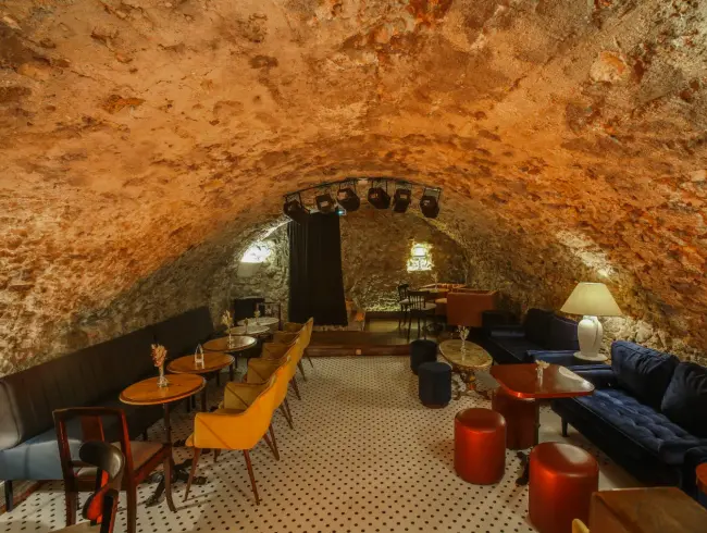 Bar à Cocktails Unique au Cœur du Vieux-Nice | Lieu sur Deux Niveaux avec Cave Voutée