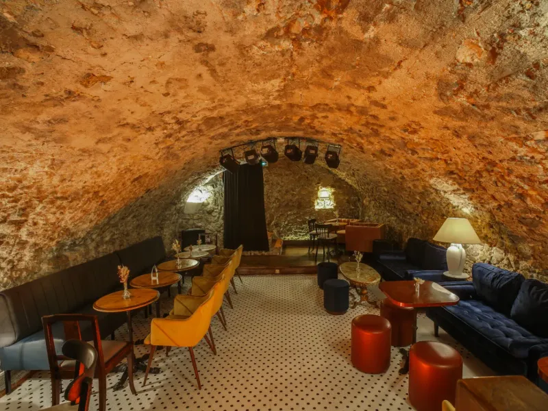 Bar à Cocktails Unique au Cœur du Vieux-Nice | Lieu sur Deux Niveaux avec Cave Voutée
