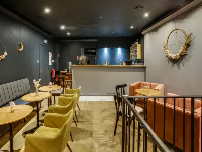 Bar à Cocktails Unique au Cœur du Vieux-Nice | Lieu sur Deux Niveaux avec Cave Voutée