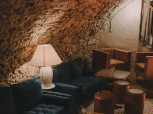 Bar à Cocktails Unique au Cœur du Vieux-Nice | Lieu sur Deux Niveaux avec Cave Voutée