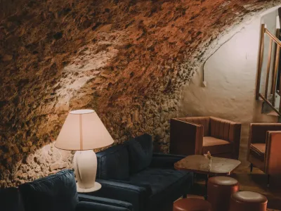 Bar à Cocktails Unique au Cœur du Vieux-Nice | Lieu sur Deux Niveaux avec Cave Voutée