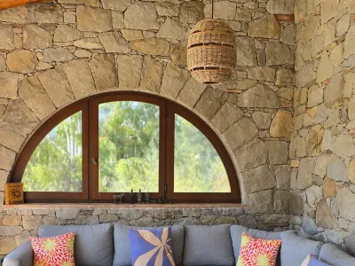 Terrasse Couverte & Jardin pour Événements à Contes, France