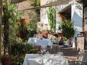 Terrasse en Plein Air à Marseille : Événements Élégants au Charme Méditerranéen