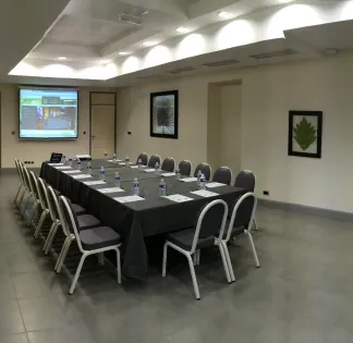 Salle de réunion intime à Ollières