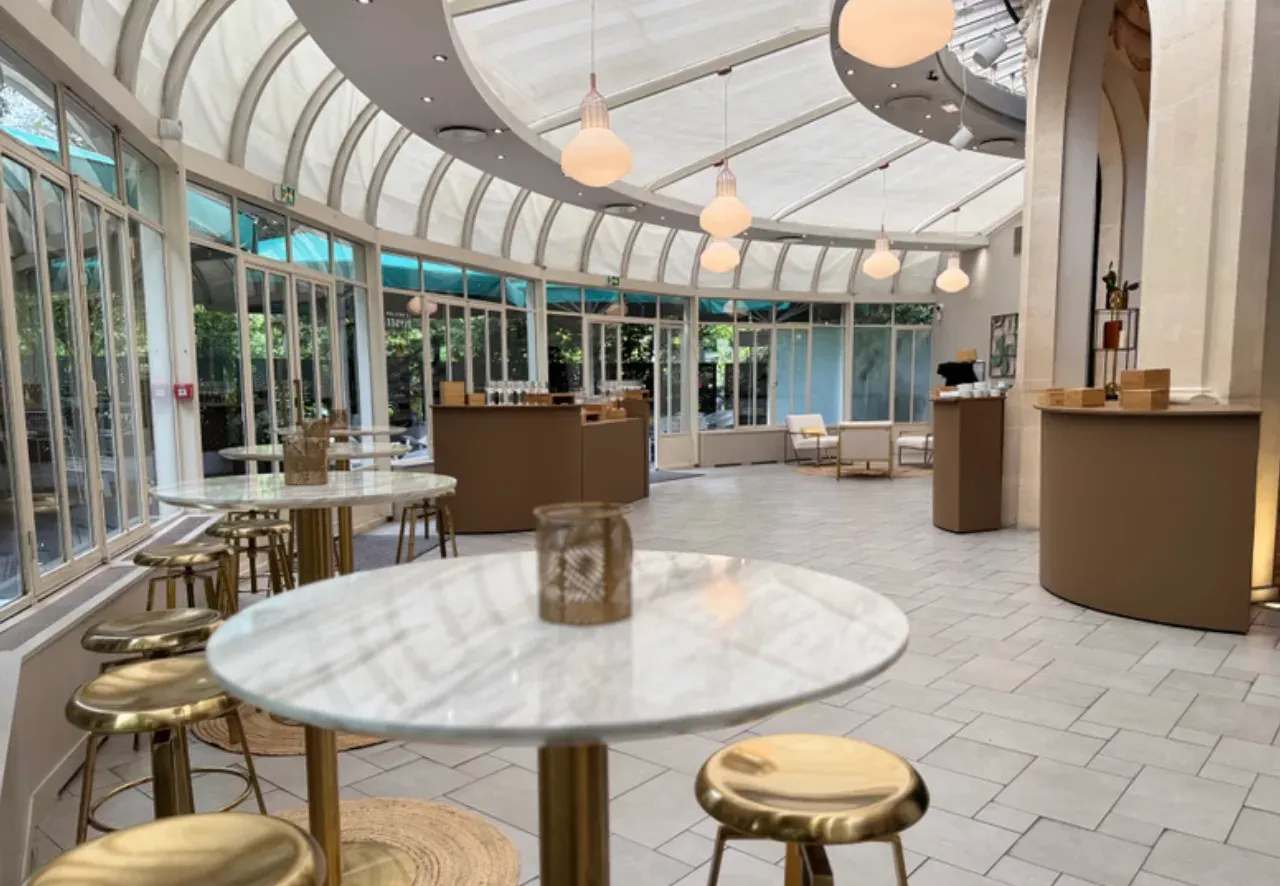 Salon Élégant avec Verrière et Terrasse au Cœur de Paris
