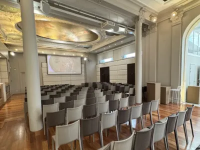 Salon Élégant avec Verrière et Terrasse au Cœur de Paris