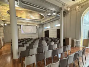 Salon Élégant avec Verrière et Terrasse au Cœur de Paris