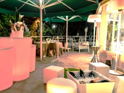 Salon Élégant avec Verrière et Terrasse au Cœur de Paris