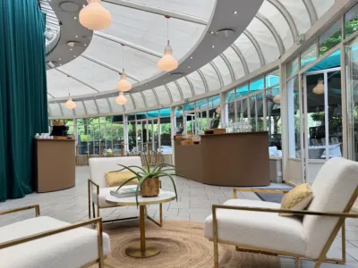 Salon Élégant avec Verrière et Terrasse au Cœur de Paris