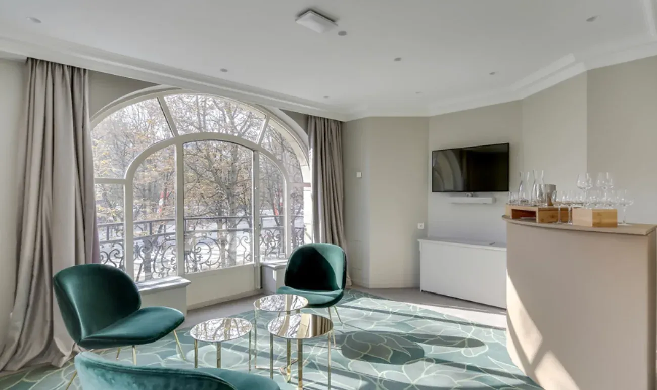 Salon Élégant avec Vue Imprenable sur les Champs-Élysées