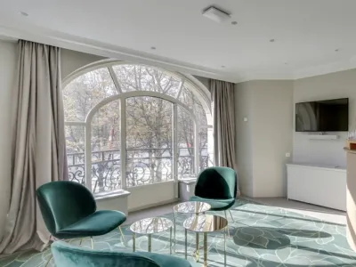 Salon Élégant avec Vue Imprenable sur les Champs-Élysées